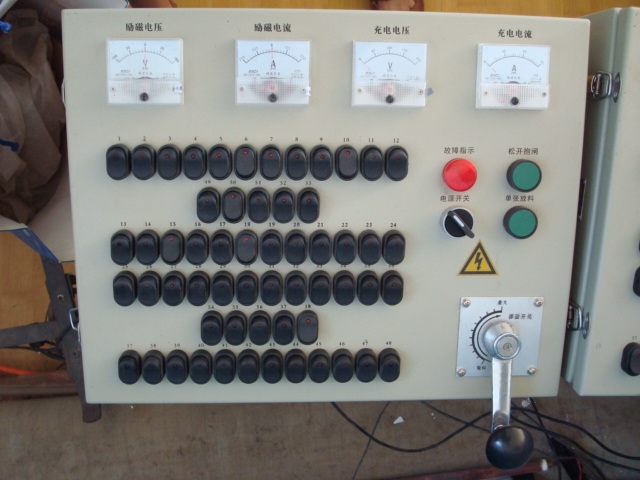 操作臺（儀表、分控開關(guān)、調(diào)磁開關(guān)、單張釋放按鈕、抱閘按鈕、故障指示）